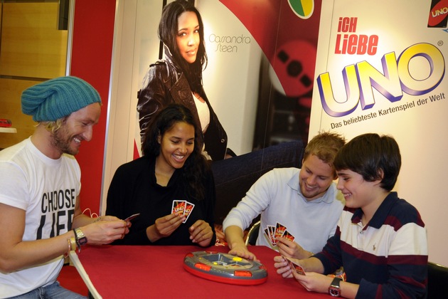 Auf der Spiel! in Essen im UNO Fieber mit Cassandra Steen! / Die Sängerin, derzeit auf Tour mit ihrem Nummer 1 Hit &quot;Stadt&quot;, ist bekennender UNO Fan / Auf der Neuheitenshow wurde gegen sie angetreten!