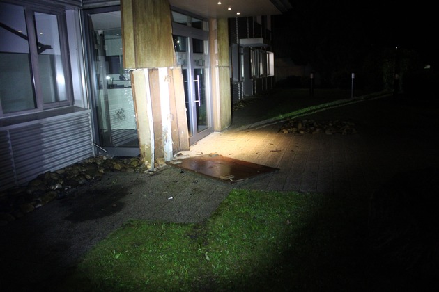 POL-BI: Betrunkene lassen Unfallwagen zurück