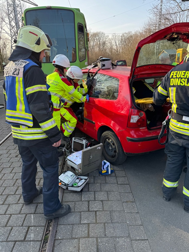 FW Dinslaken: Feuerwehr Dinslaken trainiert am Institut der Feuerwehr in Münster