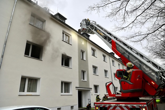 FW-E: Zimmerbrand in Essen-Frohnhausen - brennende Waschmaschine verrauchte Wohnung