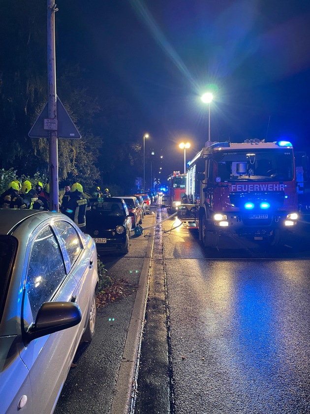 FW Bergheim: ABSCHLUSSMELDUNG: Kellerbrand in Mehrfamilienhaus - Mehrere verletzte Feuerwehrleute und eine verletzte Bewohnerin. Schwierige Brandbekämpfung