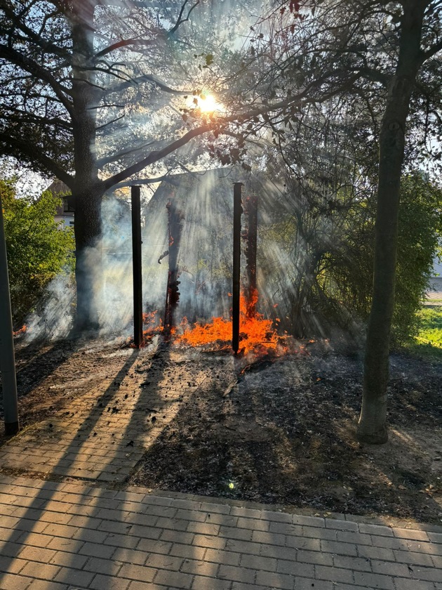 FW Südheide: Holzunterstand mit Dixi-Klo brennen in Hermannsburg