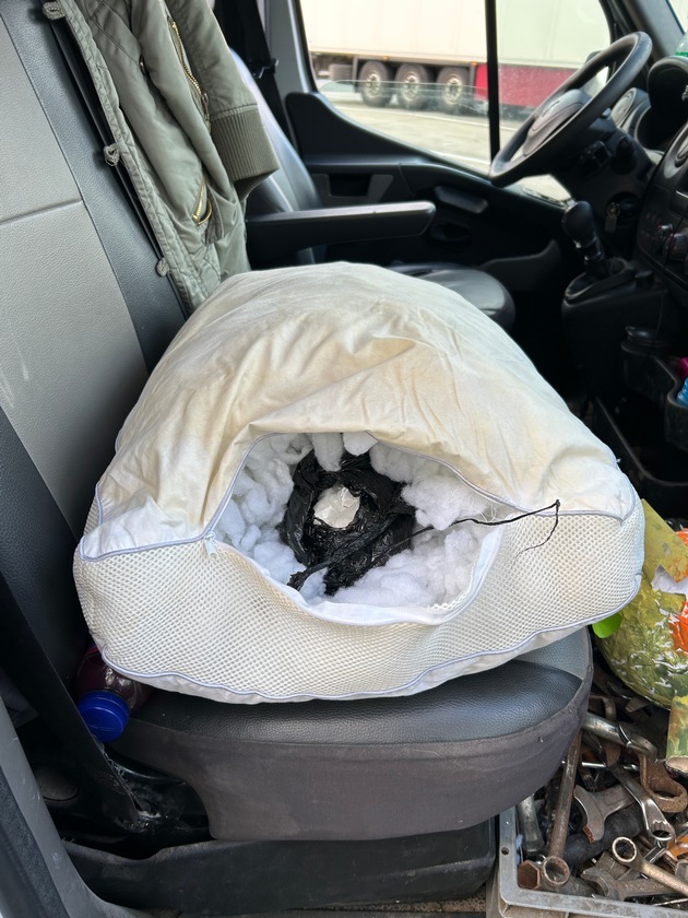 HZA-BI: Kokain in Kissen versteckt/Zollhündin "Skadi" enttarnt Schmuggelversuch auf A2 bei Bielefeld