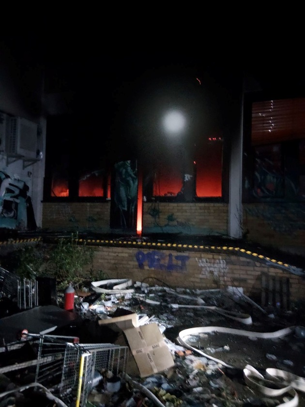 FW-Erkrath: Brand in einem leerstehenden Gewerbebetrieb l&ouml;st umfangreichen Feuerwehreinsatz aus