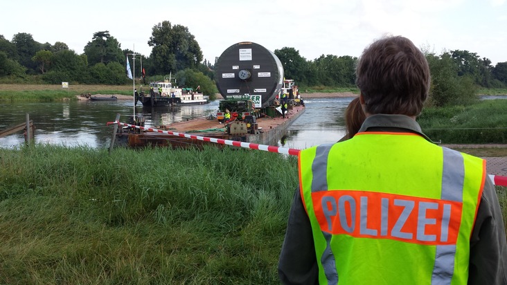 POL-HM: Schwertransport landet an / Fähre stellt Betrieb ein