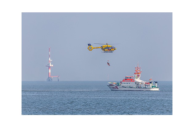 ADAC Luftrettung aus Sande trainiert Windenrettungen