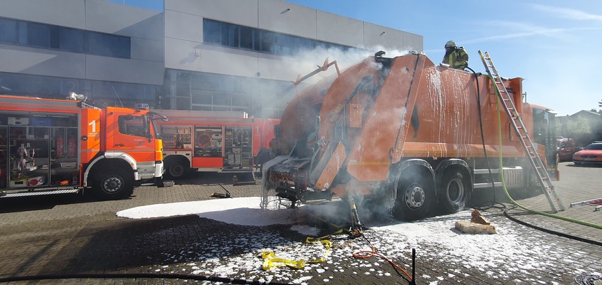 FW-Langenfeld: Brennendes Sperrmüllfahrzeug fährt zur Hauptfeuer- und Rettungswache