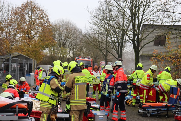 FW-BOT: Feuerwehr und Hilfsorganisationen üben Ernstfall in Feldhausen