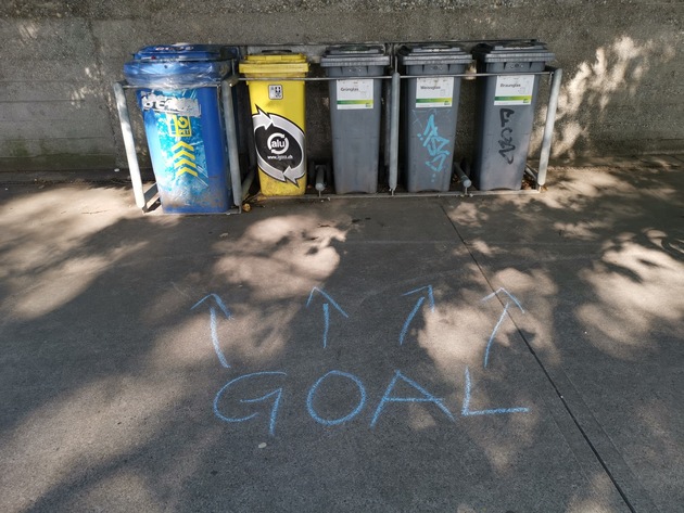 Communiqué: «Fribourg: dessins à la craie et fils rouges pour combattre le littering»