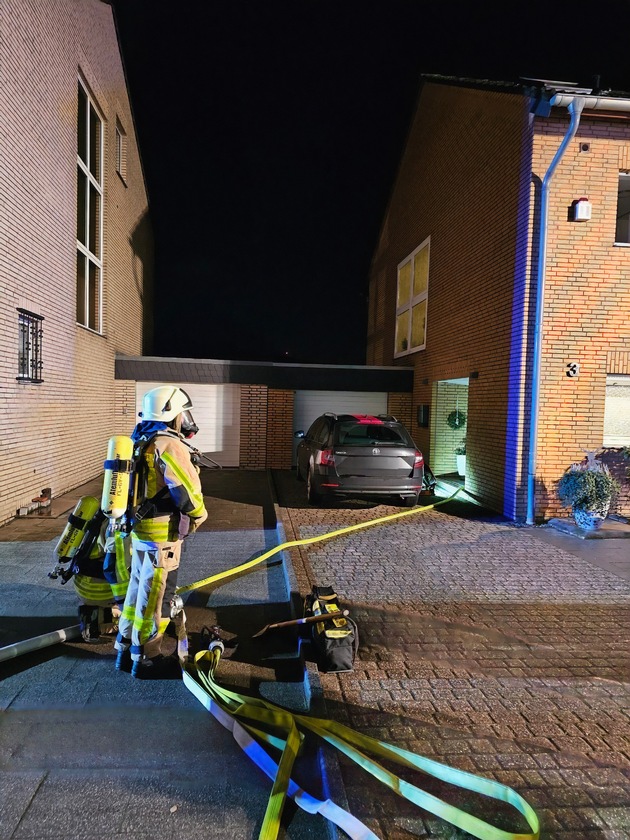 FW Grevenbroich: Feuerwehr löscht brennende Waschmaschine in Keller