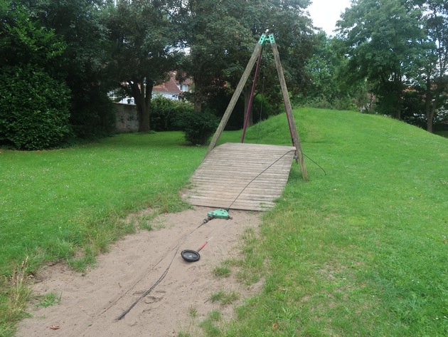 POL-DEL: Stadt Delmenhorst: Hoher Sachschaden durch Sachbeschädigungen auf Kinderspielplatz +++ Zeugenaufruf
