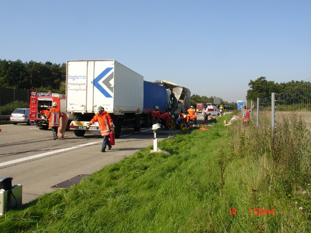 POL-WL: Lkw fährt in Stauende auf der Autobahn, ein Schwerverletzter, vier Leichtverletzte und hoher Sachschaden