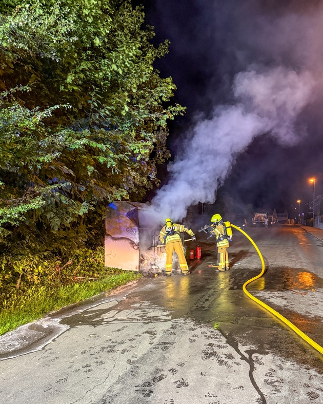 FW-DT: Scheune bei nächtlichem Brand vollständig zerstört - zwei Feuerwehrleute im Krankenhaus
