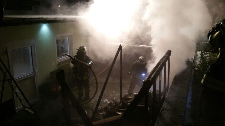 FW Lage: Brennt Kaminholz an Garage - 04.01.2016 - 22:59 Uhr