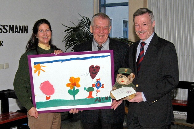 POL-D: Polizeipräsident Michael Dybowski überreichte heute eine Spende an die Elterninitiative Kinderkrebsklinik - Kinder malten für einen guten Zweck - Aktion der Polizei am Weltkindertag 2005