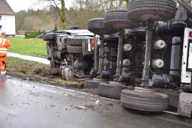 POL-NI: Stadthagen-Schwerer LKW-Unfall - L 372 über Stunden gesperrt