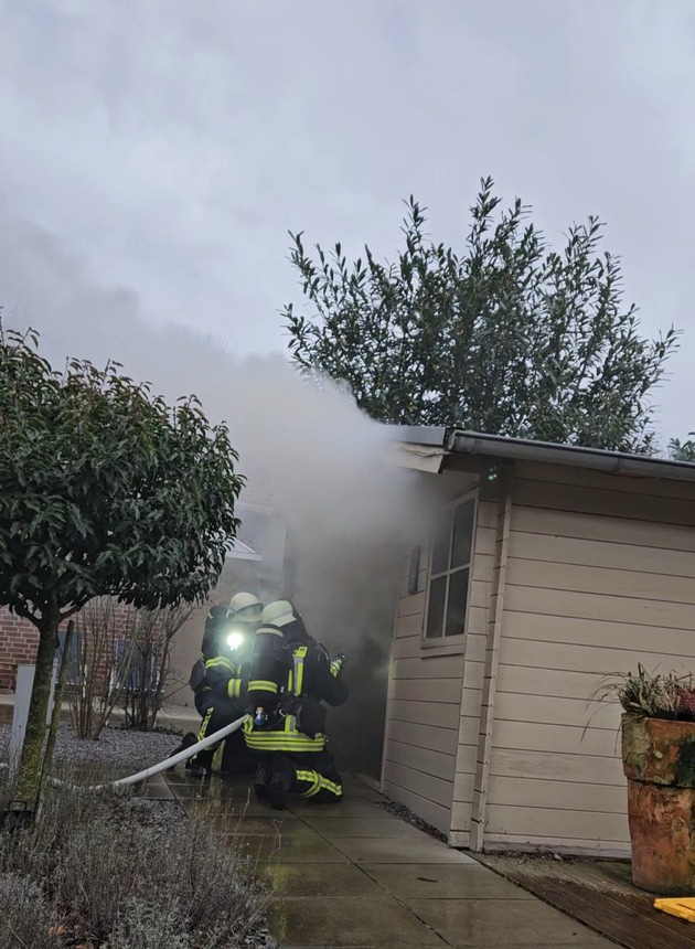FW Datteln: Großbrand im Hotel entpuppt sich als brennende Holzhütte
