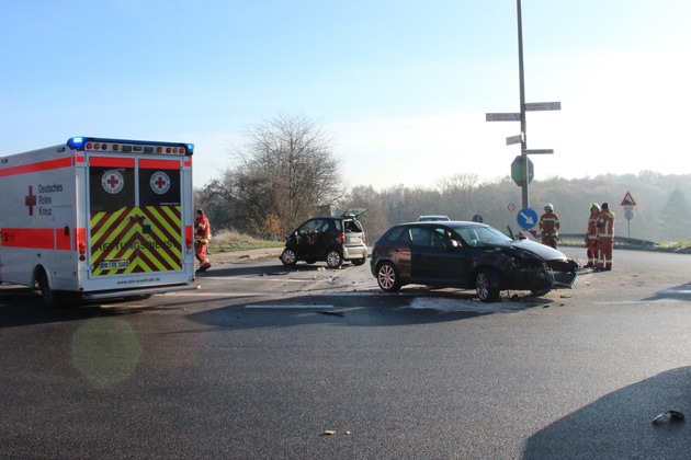 POL-ME: Hoher Sachschaden nach Unfall im Kreuzungsbereich - Velbert - 2212057