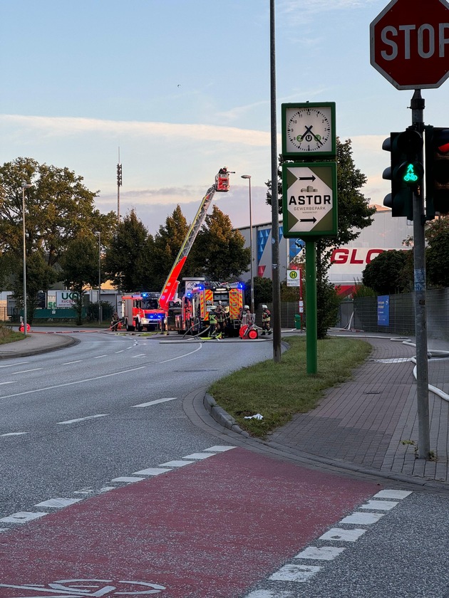 FW Norderstedt: Gutenbergring - Feuer in einem Gewerbeobjekt