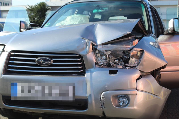 POL-KR: Unfall am Supermarkt - Auto fährt vor Wand - Fahrerin nur leicht verletzt