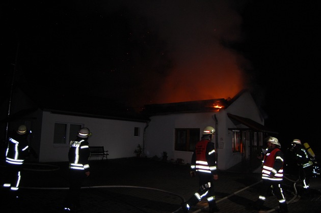 POL-PDPS: Bechhofen - Brand eines Frisörgeschäftes in Bechhofen