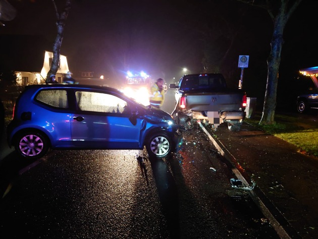FFW Schiffdorf: Pkw rammt in parkendes Auto - Fahrerin verletzt
