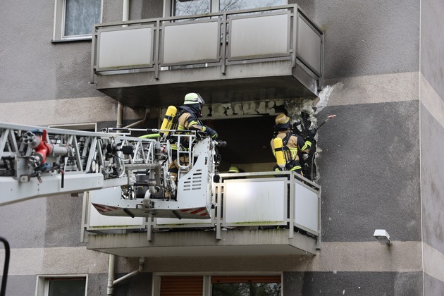 FW-E: Balkon steht in Flammen - Übergreifen der Flammen konnte verhindert werden