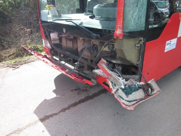 POL-STD: Verkehrsunfall mit Schulbus in Harsefeld zum Glück glimpflich verlaufen - drei Personen leicht verletzt