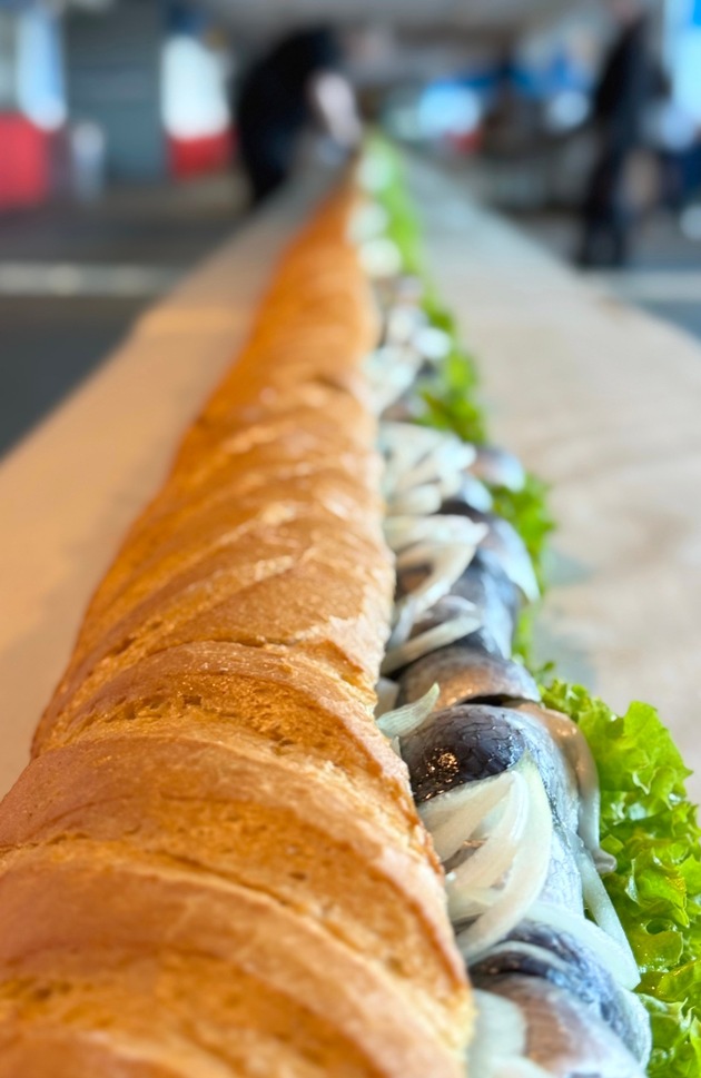 RID-Weltrekord im Ostseestadion Rostock – offizieller Stadion-Caterer produziert ultra-langes Bismarckheringsbrötchen (42,37 Meter) und verbessert Bestmarke aus Rügen