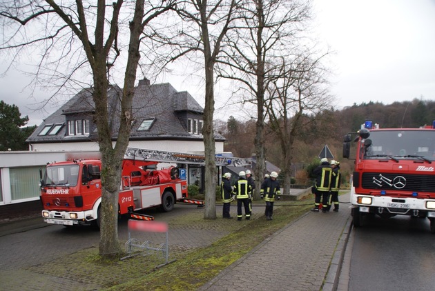 FW-AR: Arnsberger Feuerwehr hat Kaminbrand in Rumbeck schnell im Griff