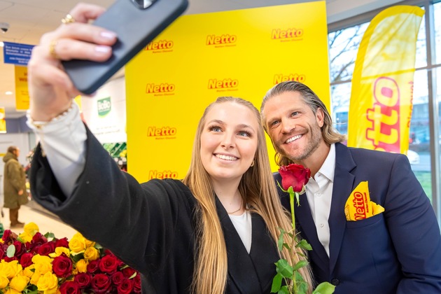 Herzklopfen bei Netto: Bachelor Paul Janke verteilt Valentinstags-Rosen