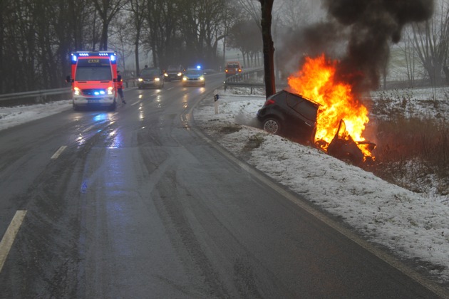 POL-HX: Fahrerin bei Unfall verletzt, PKW fängt Feuer