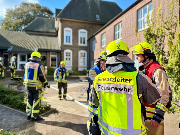 FW Hünxe: Mehrere Verletzte nach Kellerbrand - Feuerwehr übt im Rathaus Hünxe