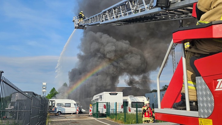 FW Burscheid: Gro&szlig;brand besch&auml;ftigt Feuerwehr am Samstag