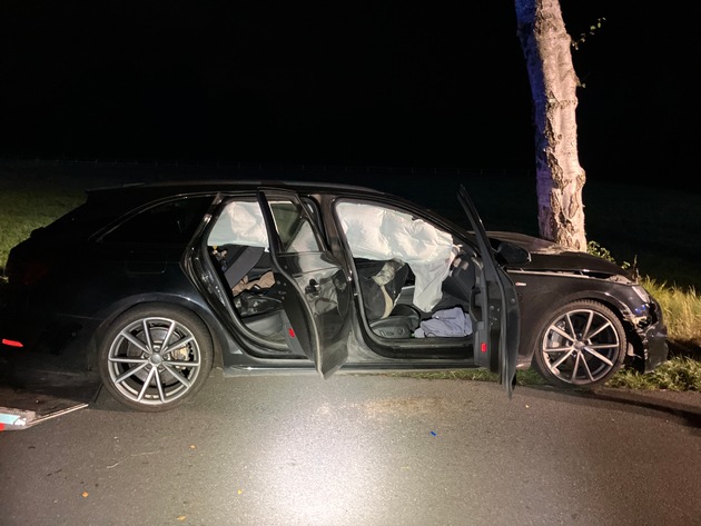 POL-STD: Bei vier Autos im Alten Land die Tankdeckel aufgebrochen und Kraftstoff abgezapft, Mit Audi gegen Baum gefahren - Fahrer flüchtet in die Dunkelheit
