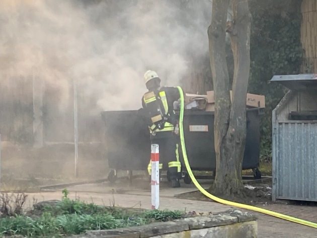 FW-EN: Brand eines Silageballens - Feuerwehr verhindert Schlimmeres