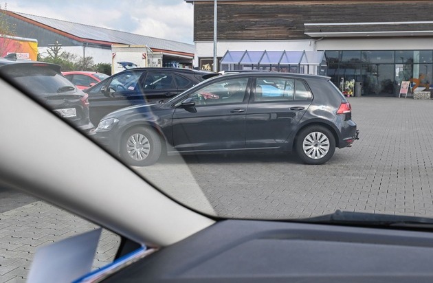 HUK-COBURG: Parkplatzsuche: Fuß immer auf der Bremse haben