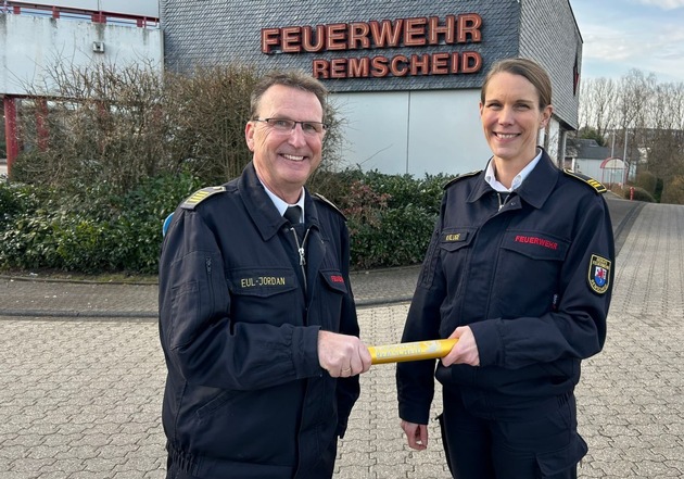 FW-RS: Staffelstab bei der Feuerwehr Remscheid übergeben