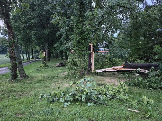 FW Grevenbroich: Erhebliche Sturmschäden in Grevenbroich-Neurath - Feuerwehr nach Gewitter im Dauereinsatz