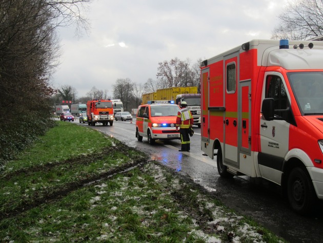 FW-MH: Unfall auf der A 40 - PKW überschlägt sich