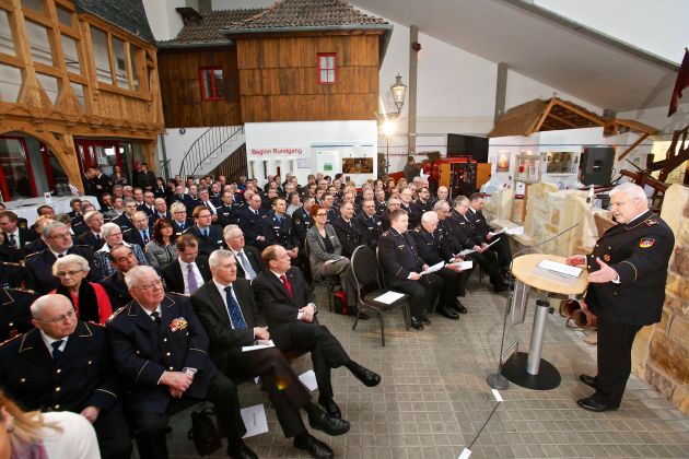 Mut, Opferbereitschaft und Engagement gewürdigt / Festakt zur Stiftung des Deutschen Feuerwehr-Ehrenkreuzes vor 60 Jahren (BILD)