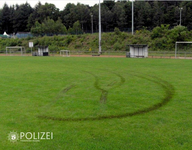 POL-PPWP: Mit Auto Sportplatz beschädigt - Zeugen gesucht!