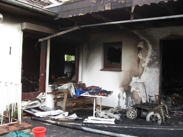 POL-WL: Brand eines Einfamilienhauses/ 1 Toter