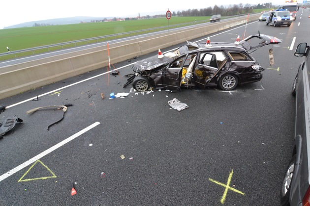 POL-HI: Reifenplatzer verursacht tödlichen Verkehrsunfall