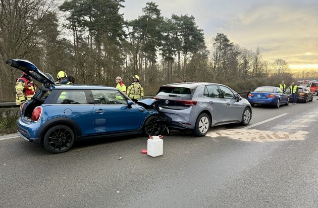 FW Alpen: Verkehrsunfall mit vier beteiligten Pkw auf der A57