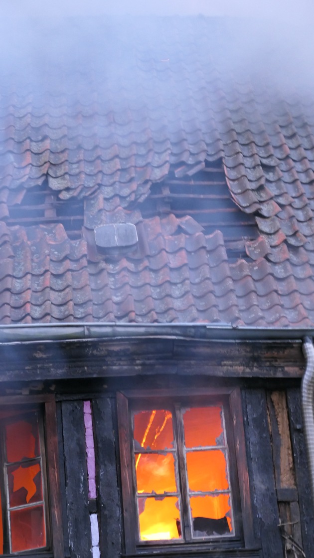 FW-DO: 23.06.2022 Feuer in Mengede Fachwerkhaus steht im Vollbrand