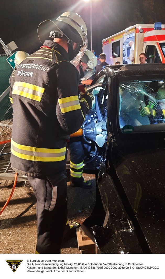 FW-M: Verkehrsunfall - Schere und Spreitzer im Einsatz (Freimann)