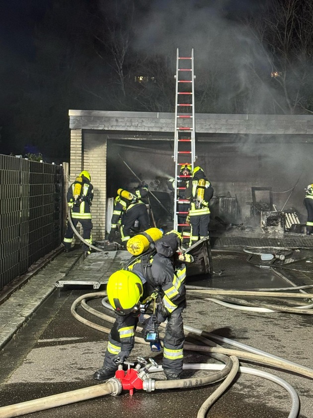 FW Bergheim: Feuerwehr löscht Garagenbrand in Bergheim PKW rechtzeitig ins Freie gefahren - Einsatz nach zwei Stunden beendet