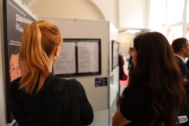 POL-H: Ausstellung &quot;Mach es sichtbar&quot; sensibilisiert für das Thema sexuelle Belästigung am Arbeitsplatz