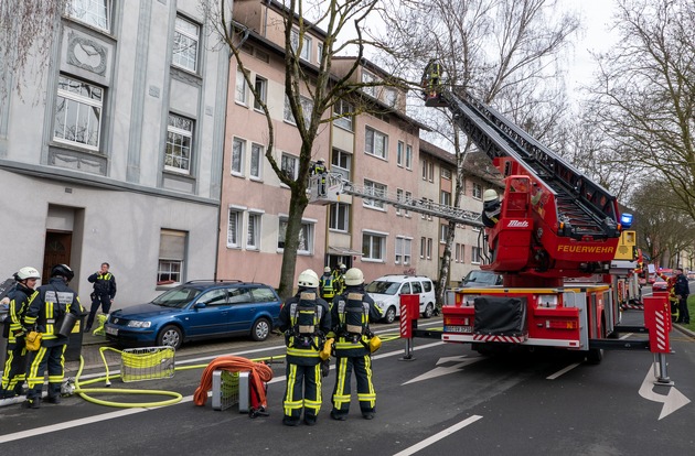 FW-BO: Kellerbrand an der Bessemerstraße - Feuerwehr rettet fünf Personen über Drehleiter